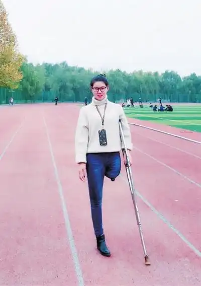 独腿女孩舞出精彩生命圆舞曲