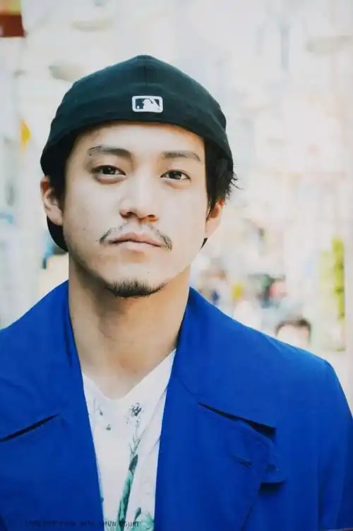 穿西装留胡子的小栗旬究竟有多帅?_日本设计小站_零二七艺考