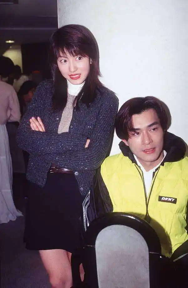 事业也受到了影响,只有当时的女朋友黄纪莹陪在他身边,才让古天乐逐渐