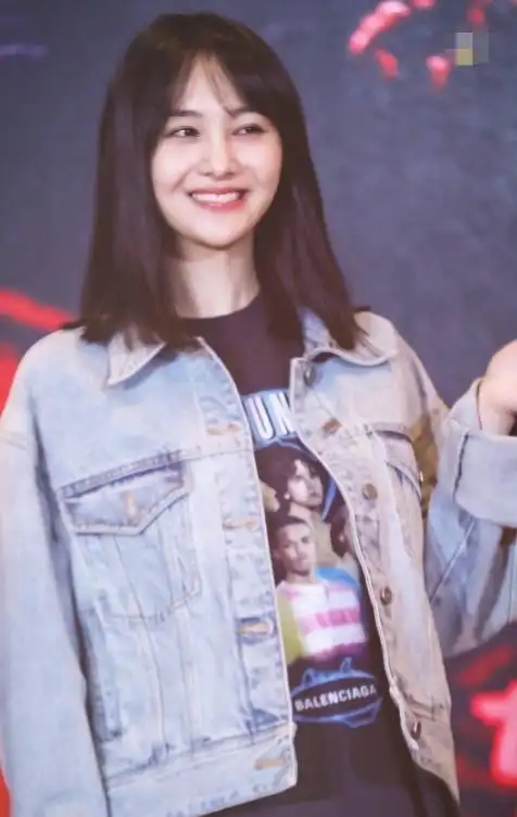 郑爽终于长胖了牛仔外套搭破洞裤重回18岁被爱情滋润更美了