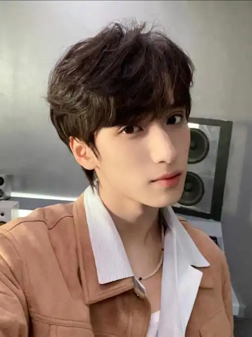 严浩翔高会#有个小男孩自拍眼睛都是带钩子的06