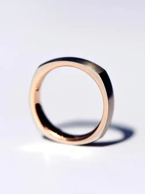 四边形拉丝灰金戒指内圆外方刚柔并济75