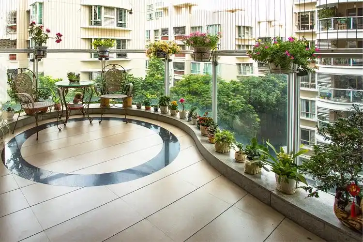 在自家的入户花园种花弄草,打造一个属于自己的小花园,是一种放松静泊