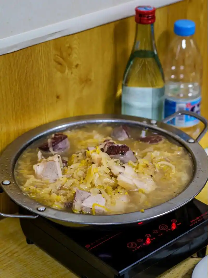 无需推广嘎嘎香东北杀猪菜丨连门头都没有.