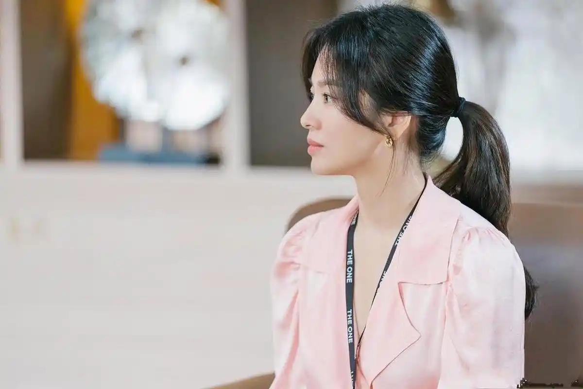 30天创作进行时第二期# 侧脸入镜的宋慧乔绝美,精神柔和的低马尾藕舷