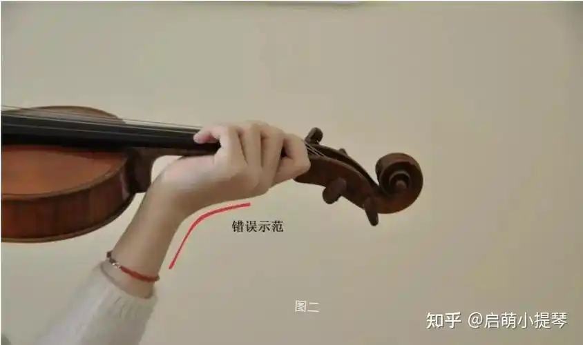 小提琴左手持琴正误对比图