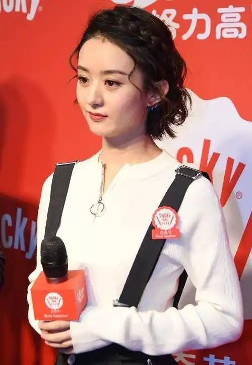 赵丽颖离婚后,穿着打扮好有少女感,百褶裙配短发,妥妥少女范