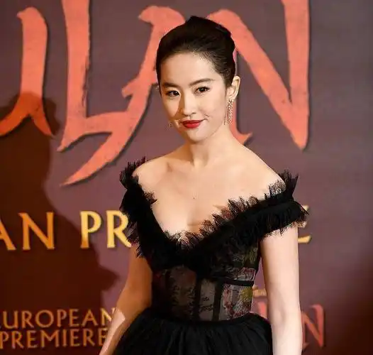 刘亦菲抵达伦敦首映礼!