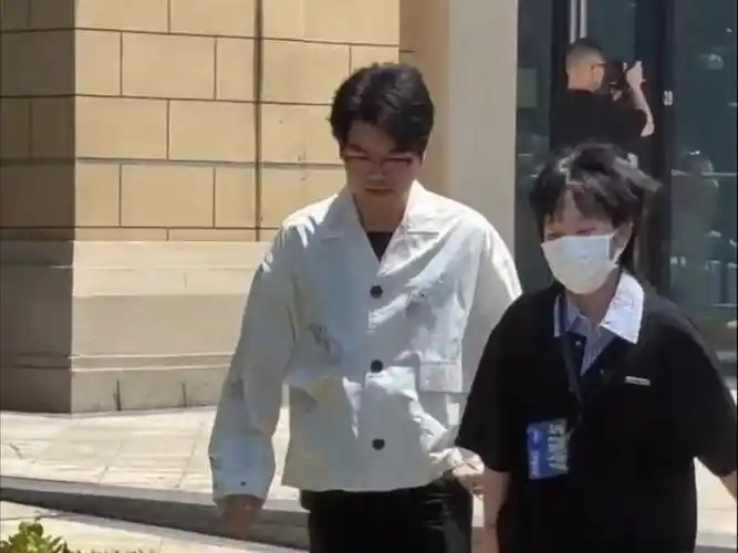 柯洁录制综艺现场:白衣捷豹明星范十足,果真是棋圈商业价值最高的八