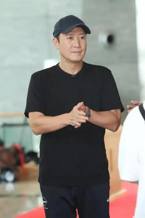 黎明人到中年也不油腻,穿一身黑色风采依旧,英俊的气质十分显著