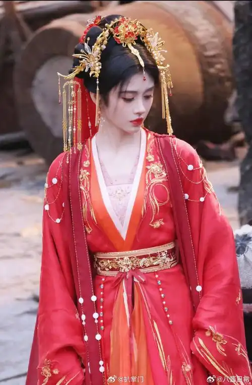 鞠婧祎千香引大婚红衣路透##鞠婧祎红衣路透好有氛围感