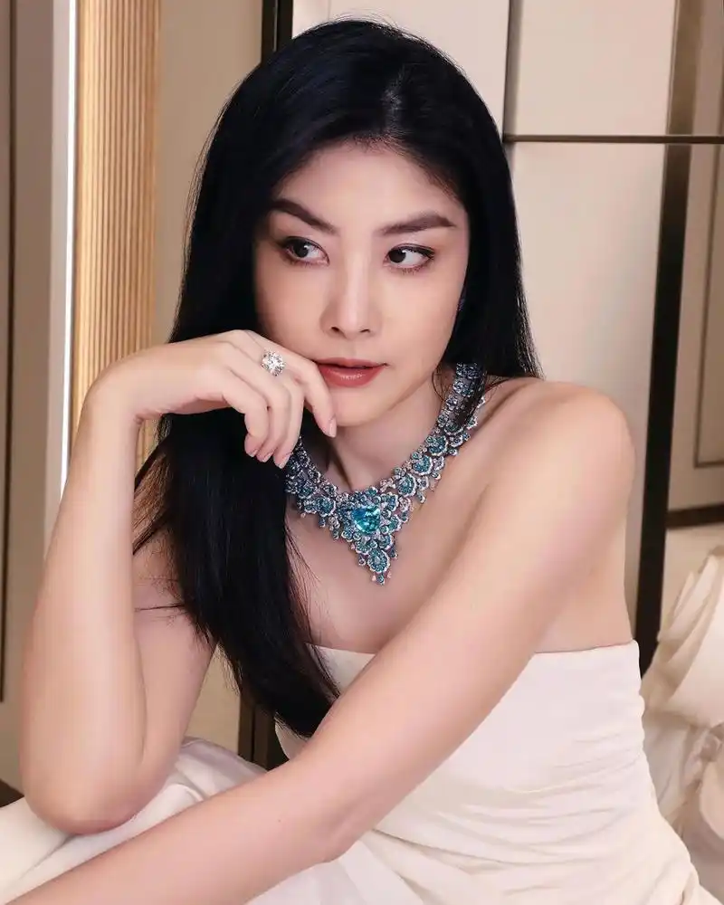 陈慧琳首谈车祸受伤细节,眼周疤痕清晰可见,左右两边脸一高一低