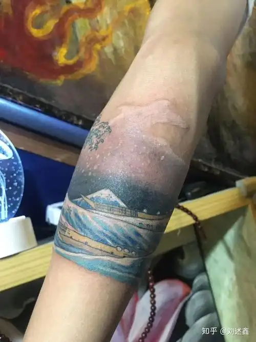 神奈川冲浪里这样有大片白色的图案适合彩色纹身吗? - 知乎