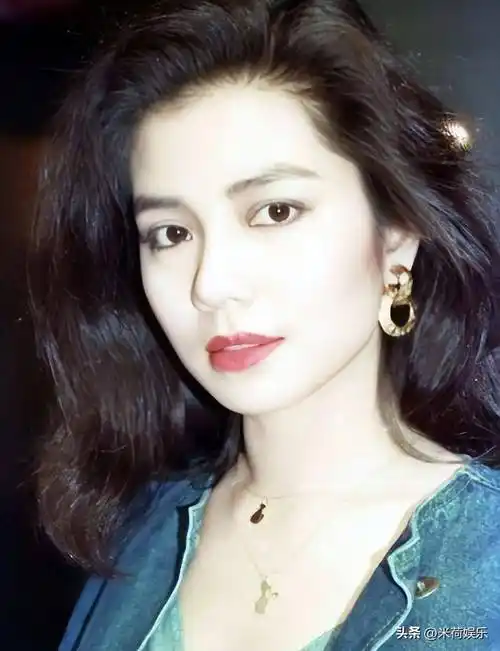 钟楚红一直以来都是过得非常随心热烈和奔放,如今63岁的她膝下并无