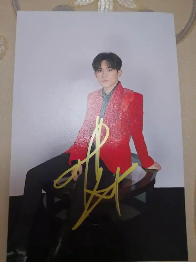 姐妹们,可以帮看下这张易烊千玺签名照真假!