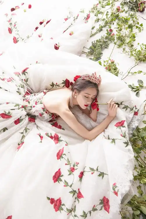 玫瑰庄园公主热巴@dear-迪丽热巴祝阿丝儿们新年快乐,健康顺利