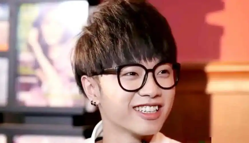 华晨宇,1990年出生湖北十堰,2013快男总冠军,湖北帅哥的代表_全国