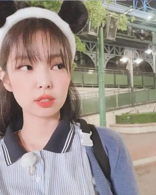 blackpink成员jennie发照 吹海洋球鼓嘴俏皮