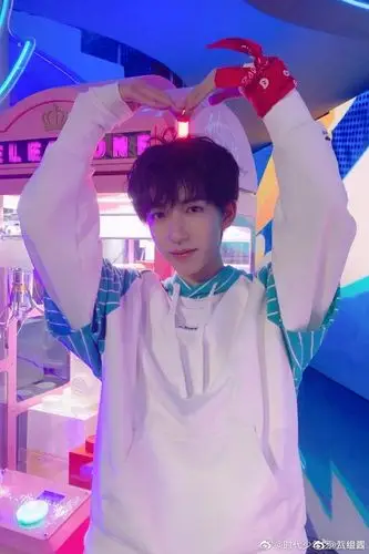 老婆们今天的接招吧前辈贺峻霖的造型是有爱心的