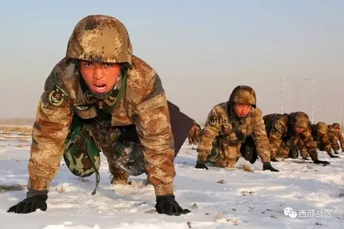 快来围观西部近百幅冬训照片,挑选最威武霸气的兵哥哥