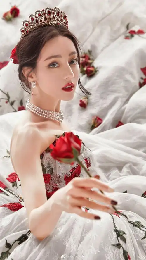 迪丽热巴是玫瑰庄园走出来的公主吧