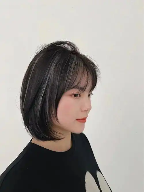 满头卷波波头是最近的一个趋势,特点是多层次的波浪和层次感强的剪裁.