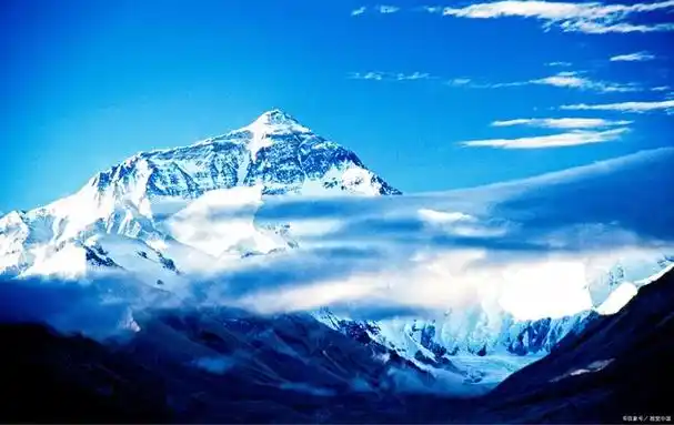 珠穆朗玛峰,被誉为"世界之巅",位于喜马拉雅山脉,跨越中尼边境线,是