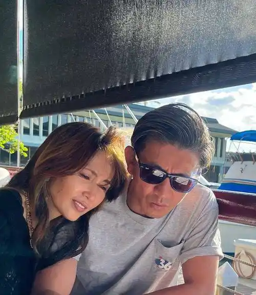 木村拓哉与妻子工藤静香罕见同框,十指紧扣超恩爱,力破婚变传闻_女儿