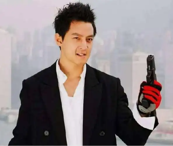 吴彦祖真的帅到没朋友,偏偏要在成龙的电影《新警察故事》中饰演一个