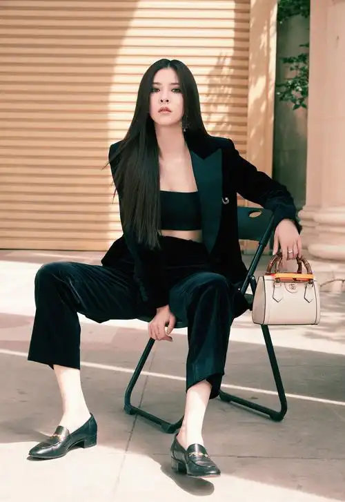 宋妍霏黑色西服抹胸套装现身 猫眼烟熏妆气场强大