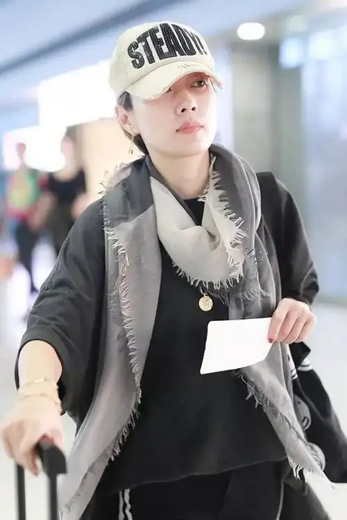 马伊琍风衣喇叭裤身材纤细 素颜丝毫不见老