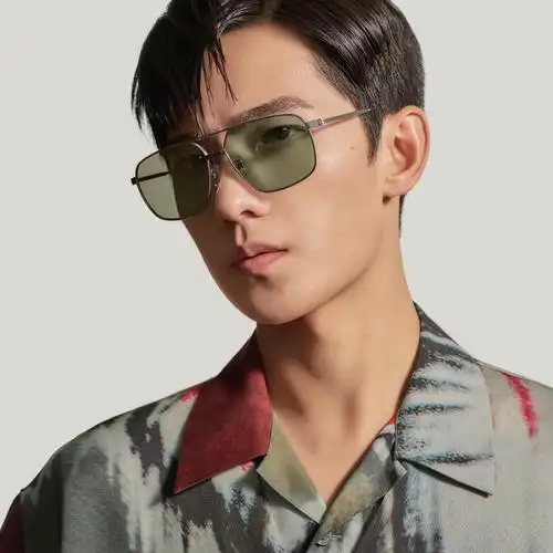 dunhill邀请全球品牌大使杨洋出镜2021年亚洲眼镜广告大片