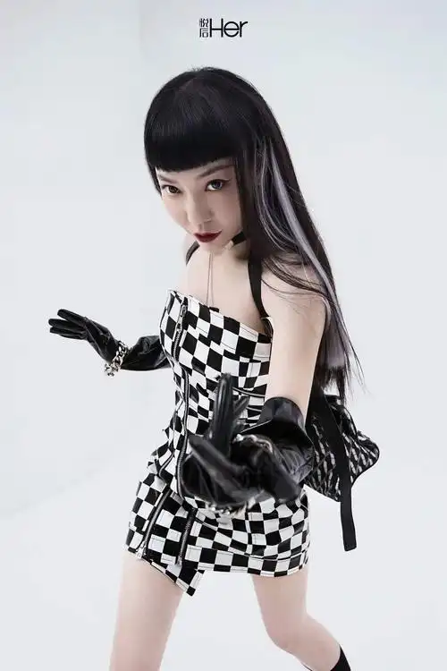 照片中吴莫愁披甲持戟,耀世归来.