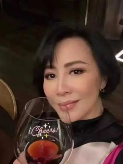 盘点那些爱喝葡萄酒的女明星都怎么样了