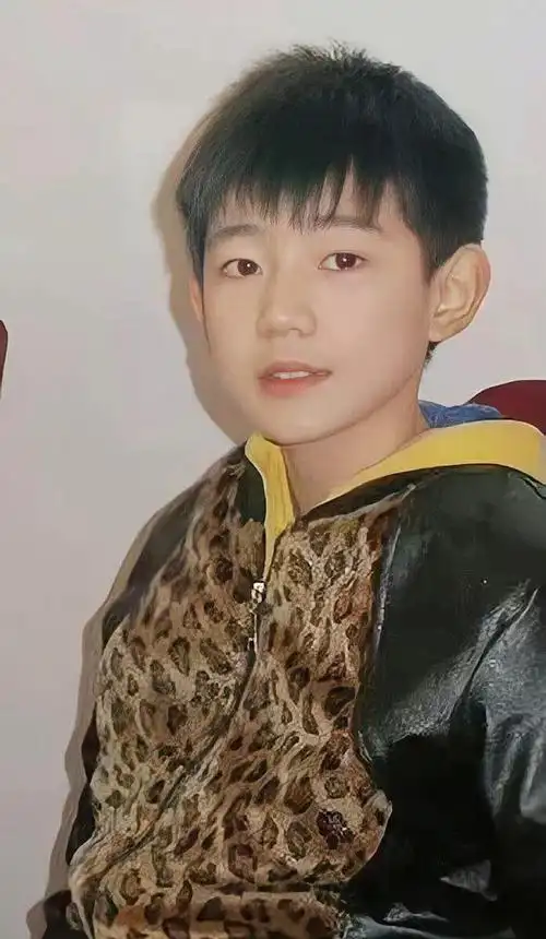 王源12岁罕见豹纹营业照是还在换牙就出来工作的小童工呀