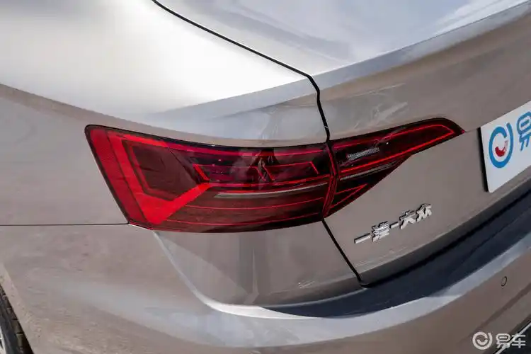 【速腾2021款200tsi 手动 超越版尾灯侧45度俯拍汽车图片-汽车图片