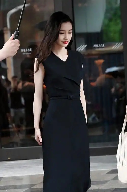 杨颖这么白穿黑色好衬她,"椰汁肌"配大红唇,穿裙子尽显女人味