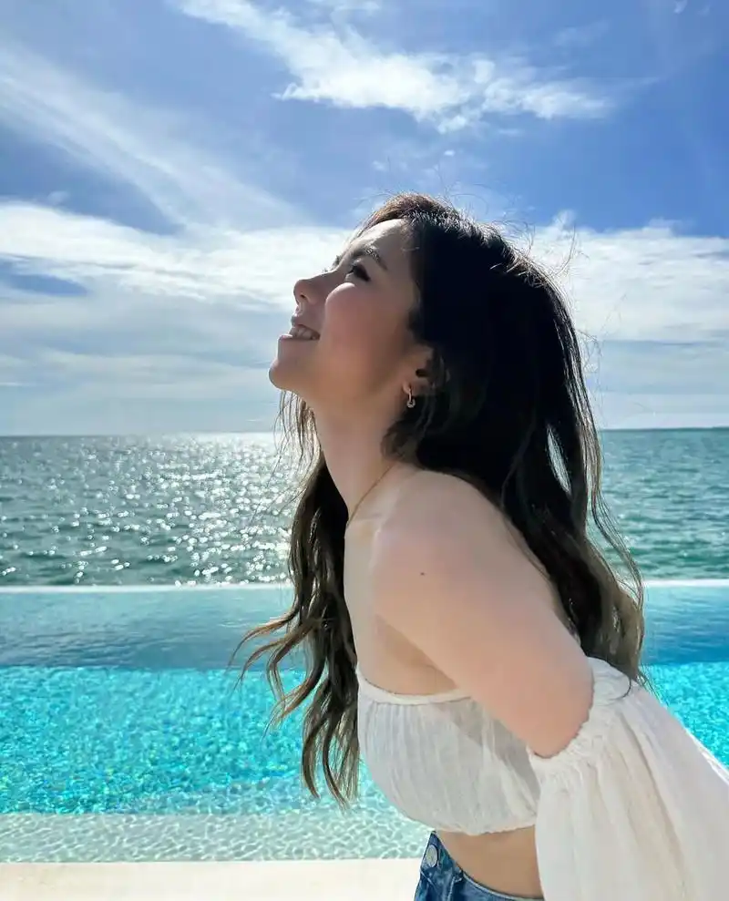 邓紫棋大秀事业线,铁粉劝别太露,却被怼:你活在旧社会?