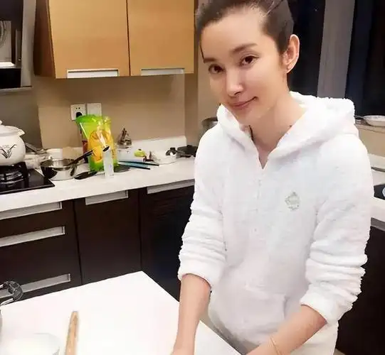 50岁李冰冰"重病"曝光,就连正常生活都成奢侈?四处求医未果
