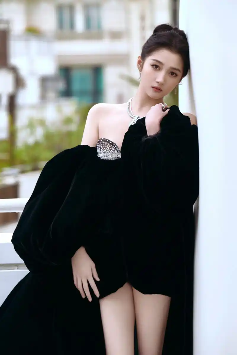 关晓彤身穿高定黑色丝绒拖尾长裙亮相戛纳电影节,蓝天白云的映照下