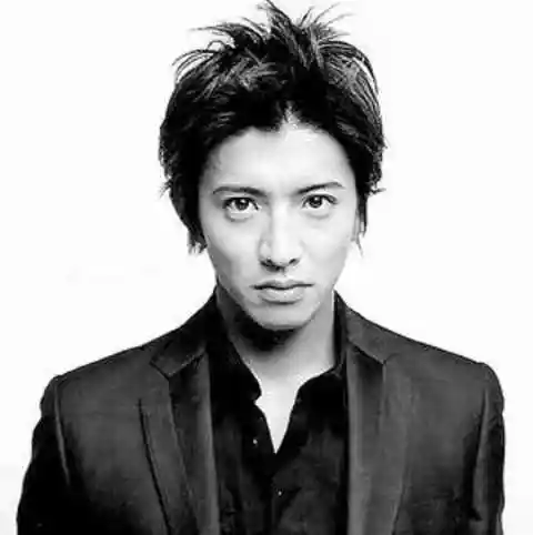 另外共演的女主角是13年前和木村演《冰上恋人》的竹内结子.