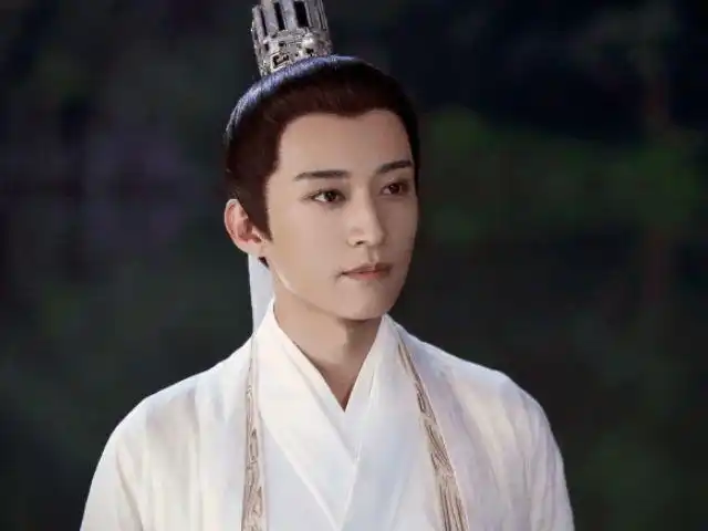 是标准的美男子长相,气质上佳,只是运气不好,在美人如云的娱乐圈一直