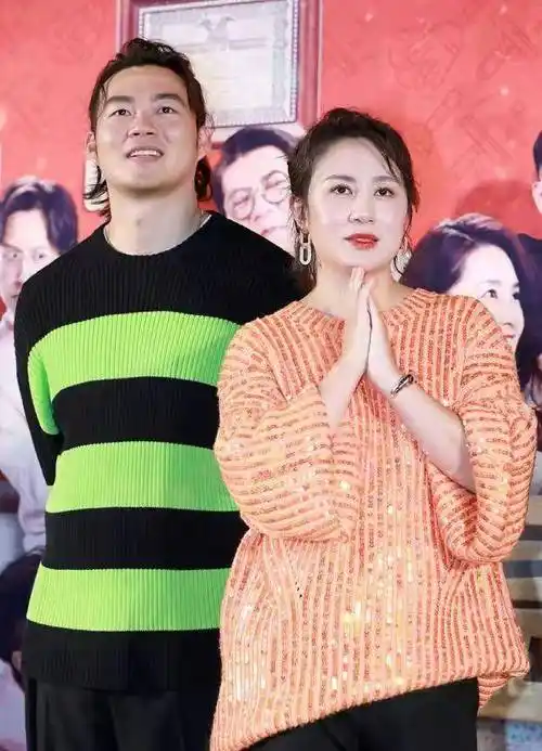 同穿毛衣黑裤时髦减龄,看不出两人相差11岁_许文赫_衣服_时尚