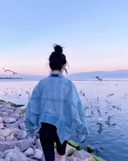 彭小苒晒海边落日照着牛仔外套搭丸子头活泼随性