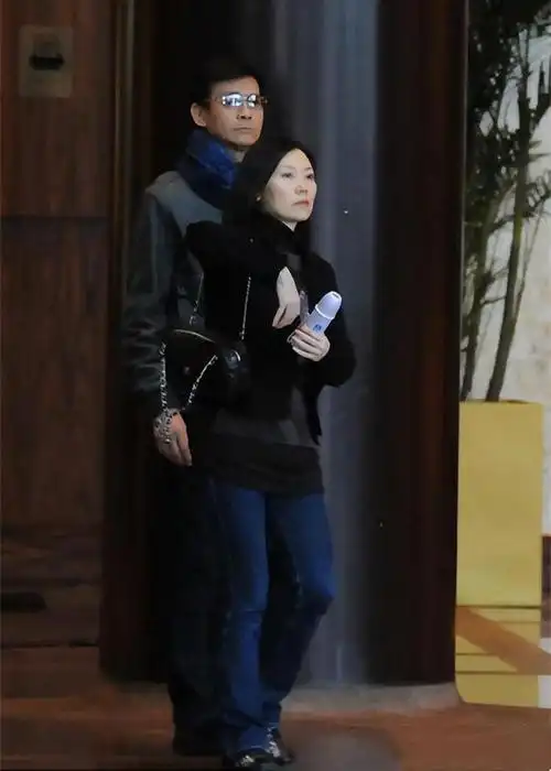 郑少秋三婚妻子是熟悉的她59岁穿黑衣难掩贵妇美冻龄脸真年轻