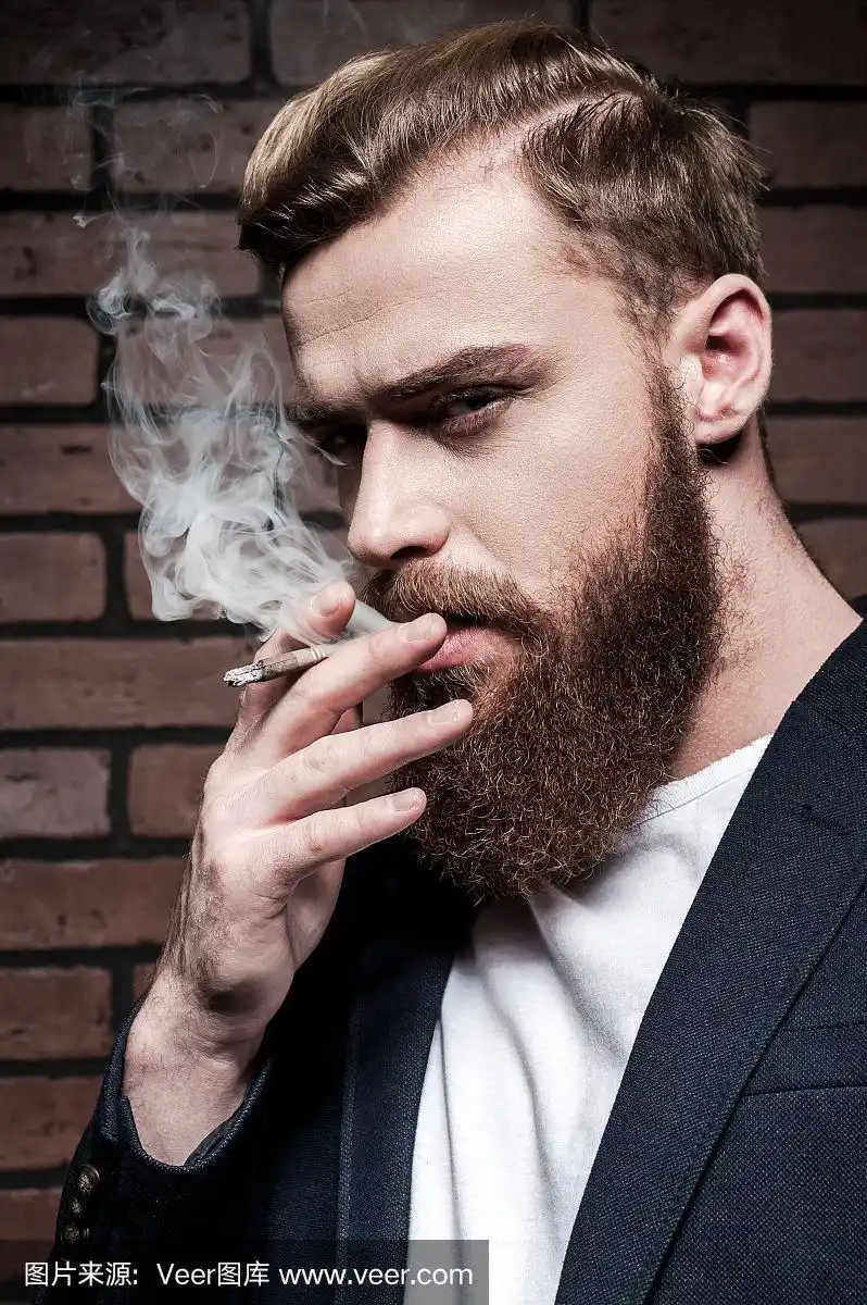 胡子男人吸烟.
