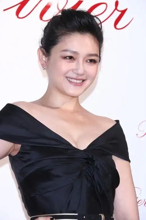 大s的身材正面看就很美,"过山车"曲线好有味道,真让人羡慕