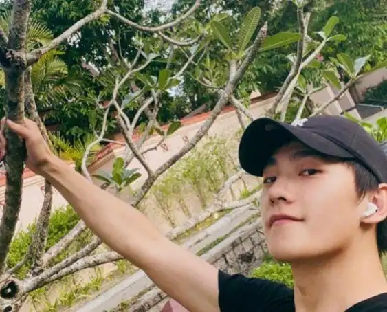 军艺校草杨洋豪宅曝光,客厅浮夸水晶灯,比前两任校草家中都奢华