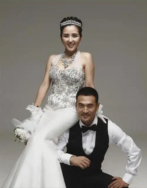 何洁释小龙分手13年后一个捉襟见肘一个身家过亿