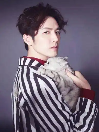 "身份证47,看脸不像"的八位男星,吴彦祖没啥,他最具欺骗性_钟汉良